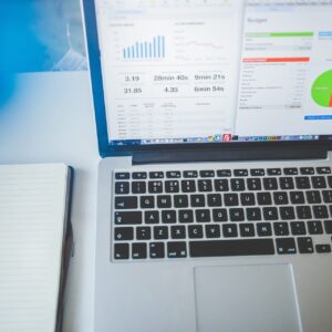 Un ordinateur avec un logiciel de paie