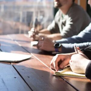 Des hommes autour d'une table de réunion