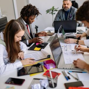 des salariés en train de gérer une situation de crise au bureau