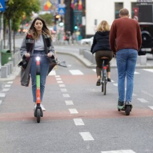 Des personnes en trottinettes qui vont au travail