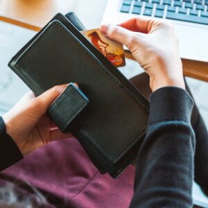 Un chef d'entreprise avec une carte bancaire