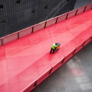 Un homme avec un vêtement haute visibilité