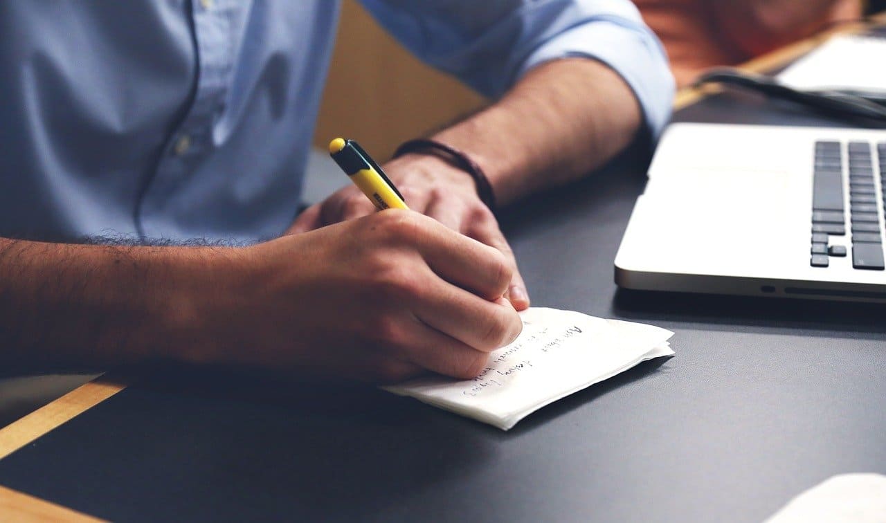 Comment réussir un rapport de stage en marketing digital ?