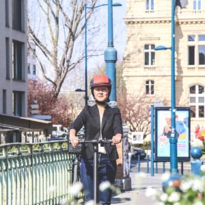 Une personne allant en trottinette électrique au travail