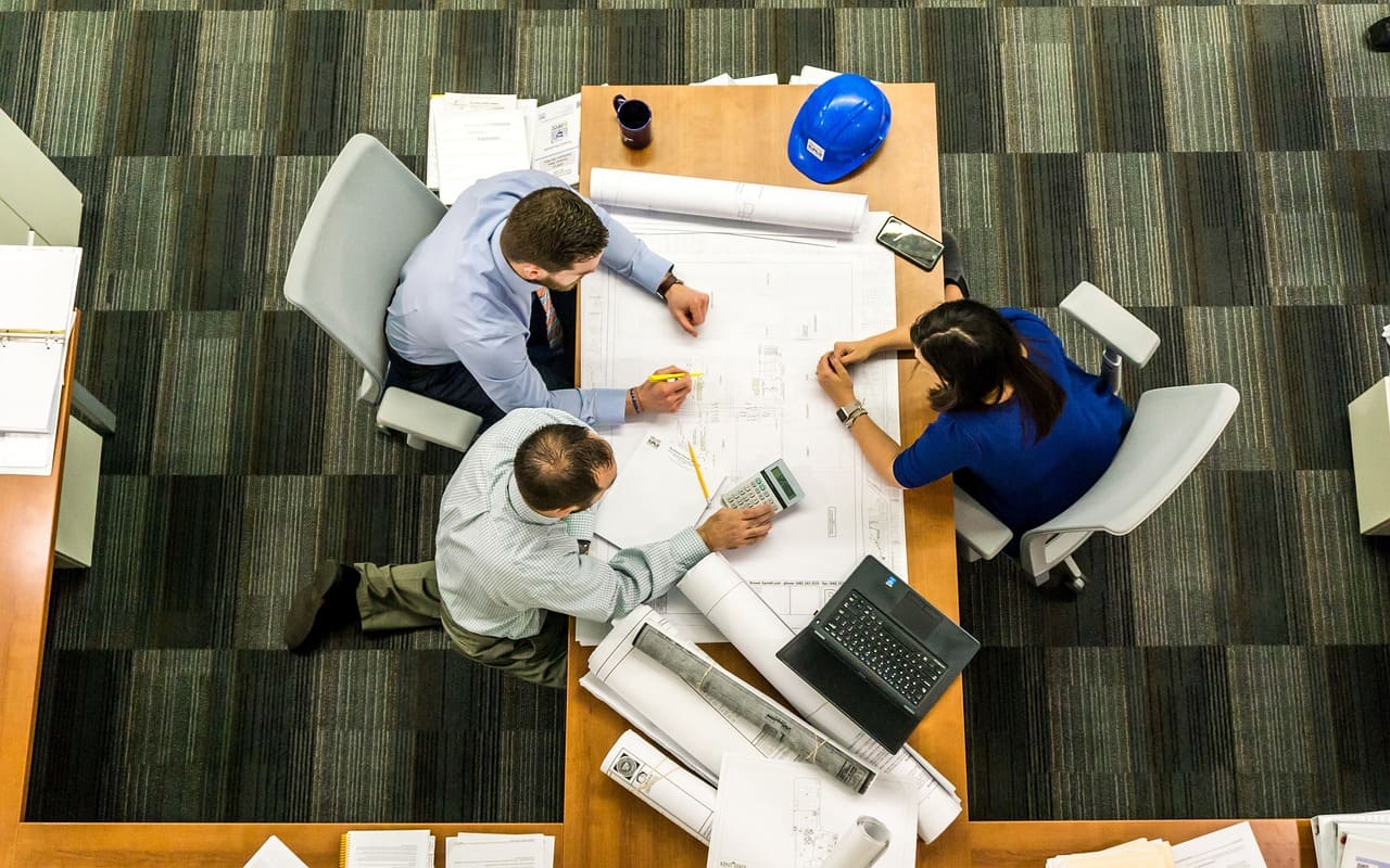 Pourquoi utiliser un porte-brochure en entreprise ?