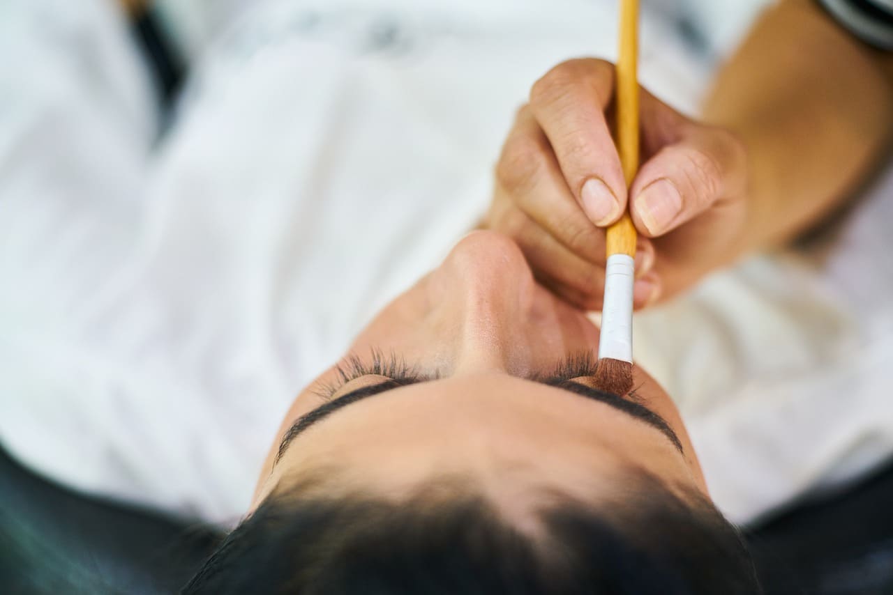 Devenir Technicienne en Extensions de Cils : Un métier d’avenir dans le monde de la beauté