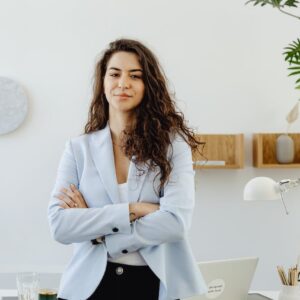 une personne croisant les bras sur un bureau